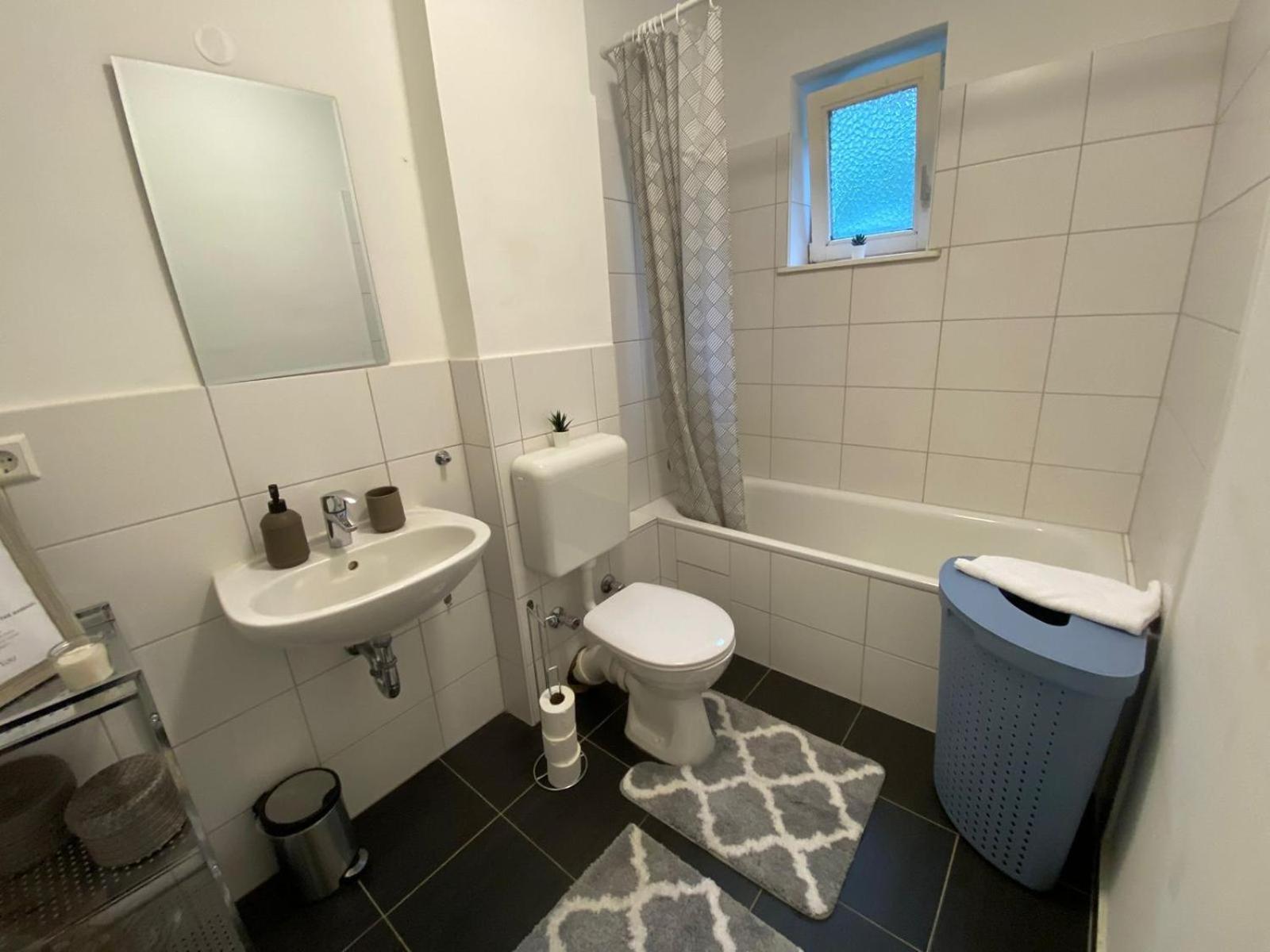 Zentrale 3-Zimmer Wohnung Mit Balkon - Perfekt Fuer Monteure Und Familien Neumünster Extérieur photo